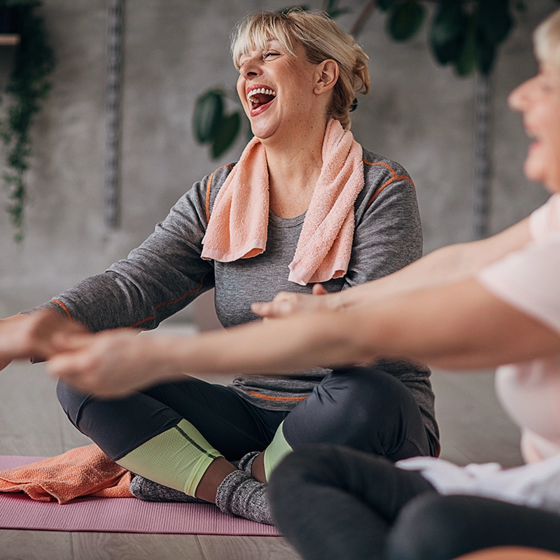 Femmes pratiquant le yoga du rire